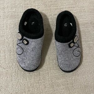 Women’s Acorn Cozy Gray Slippers with rubber soles size 5-6